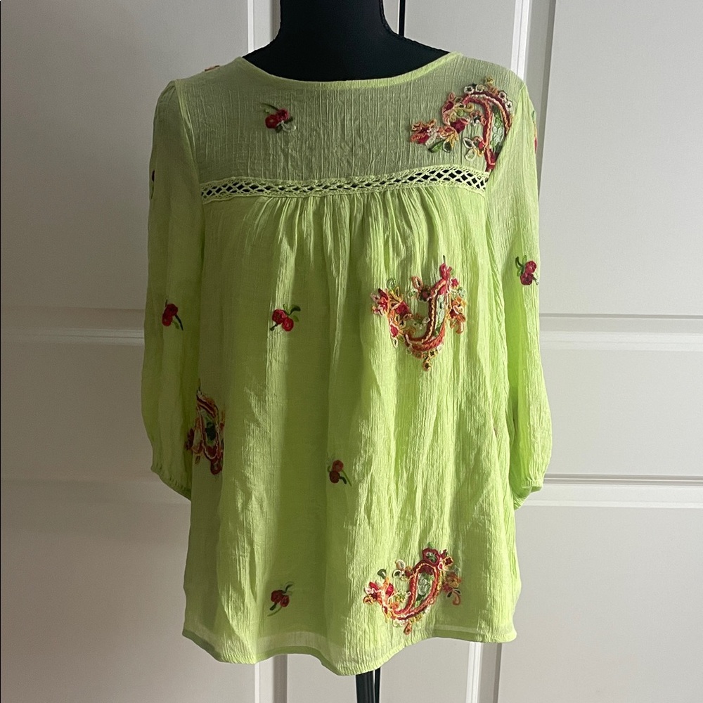 Figueroa & Flower (Anthropologie) Embroidered Lime Blouse Size Medium